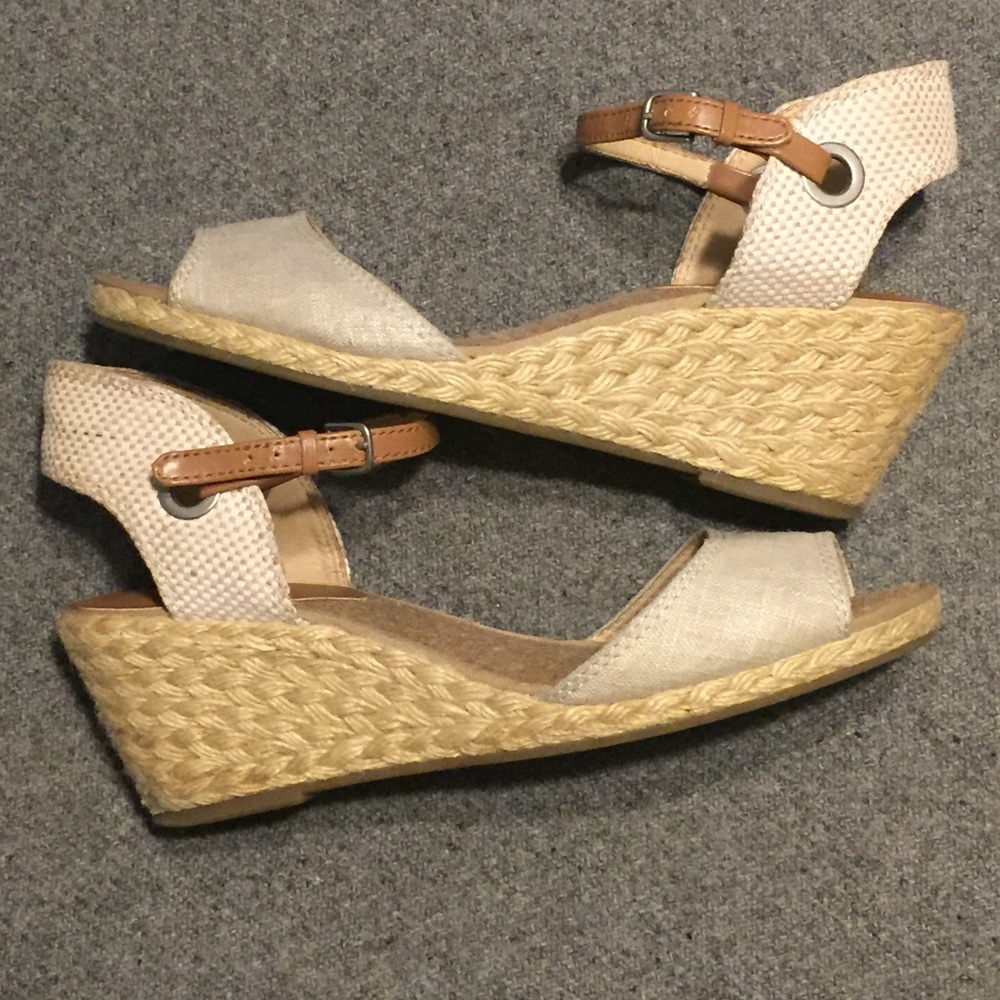 Lucky brand tan and gold espadrilles, size 11